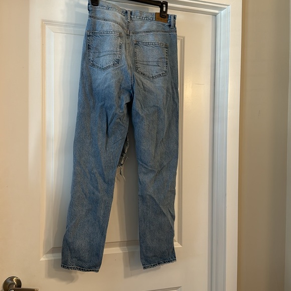 American Eagle Highest Rise Mom Jean size 4 Long Destructed - Picture 6 of 6